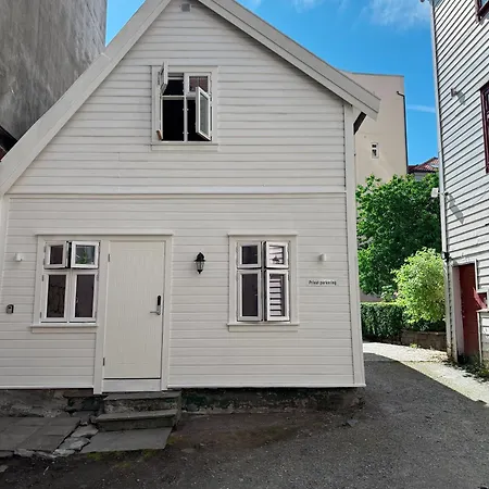 Varmt og hjemmekoselig Bergenshus med 2 leiligheter - i rolig smau i hjertet av Bergen-2